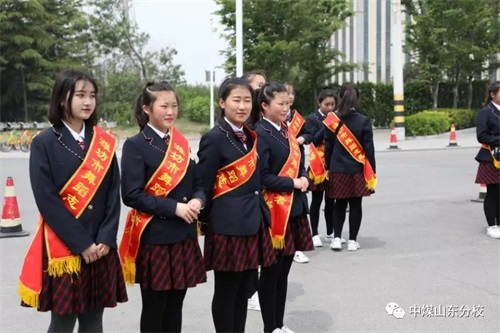 中國(guó)煤礦文工團(tuán)藝術(shù)學(xué)校山東分校學(xué)生志愿者 服務(wù)濰坊市中外舞蹈交流協(xié)會(huì)第二次會(huì)員代表大會(huì)