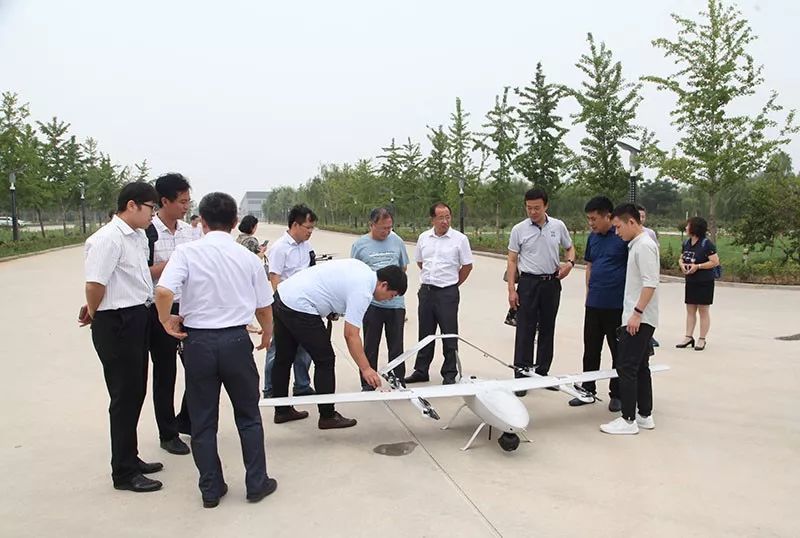 山東公路技師學(xué)院院長張煥軍一行赴青州耐威智能航空園考察交流