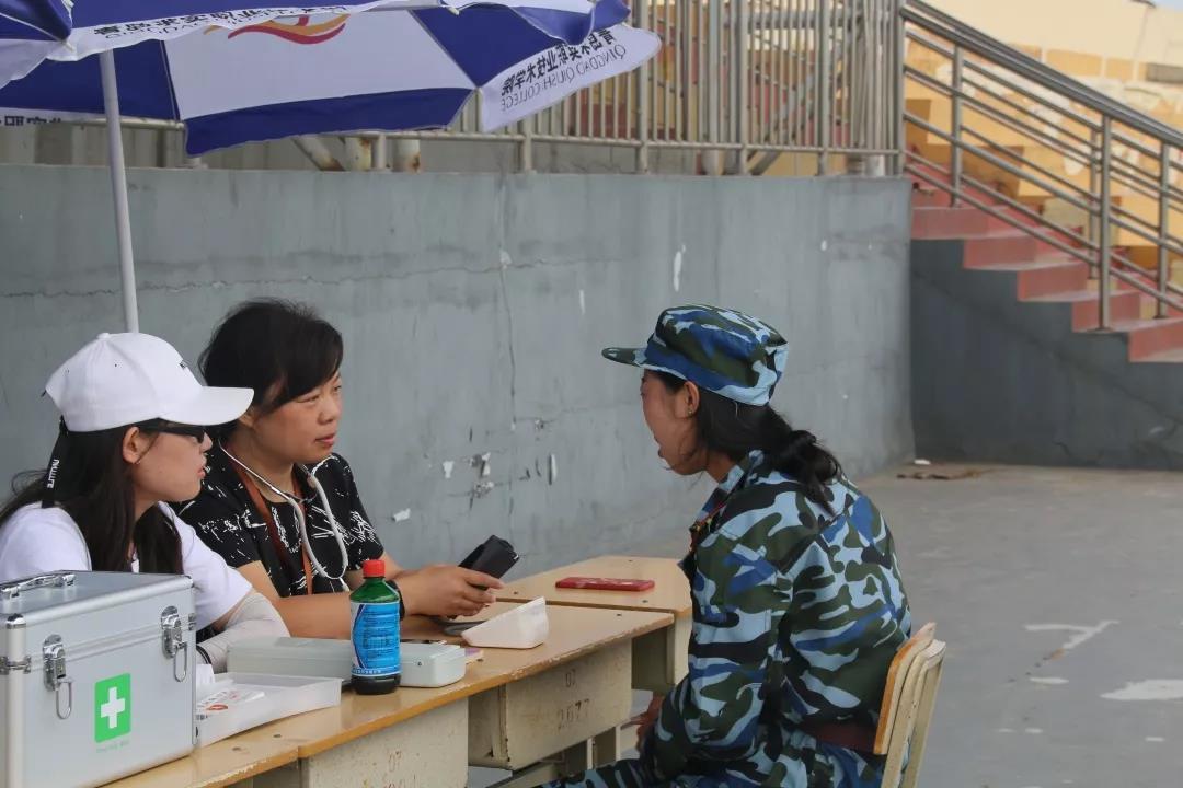 青島求實職業(yè)技術(shù)學院2018級新生軍訓火熱開展中