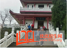 達州萼山職業(yè)技術學校學校食堂環(huán)境與寢室宿舍介紹