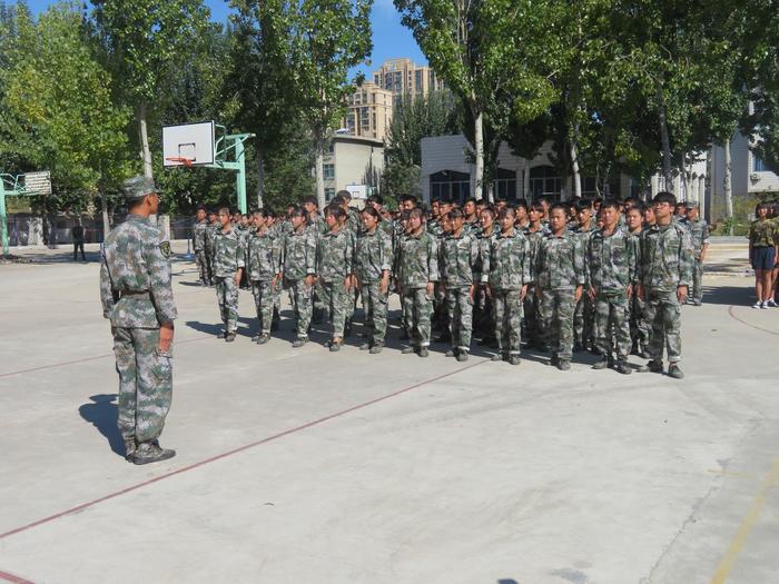 綠花開校園——山東兗礦技師學(xué)院電力部實行準(zhǔn)軍事化管理