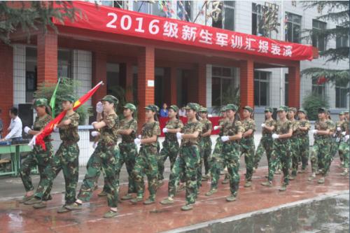 成都市育華職業(yè)學(xué)校軍訓(xùn)匯演