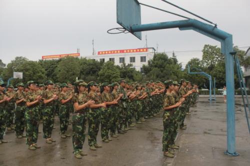 成都市育華職業(yè)學(xué)校學(xué)生軍訓(xùn)