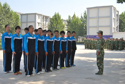 展軍訓(xùn)成果綻新生風采——山東煤炭技術(shù)學(xué)院舉行2012級軍訓(xùn)會操表演