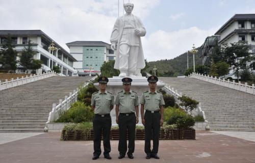 昆明衛(wèi)生職業(yè)學(xué)院人民武裝部合影