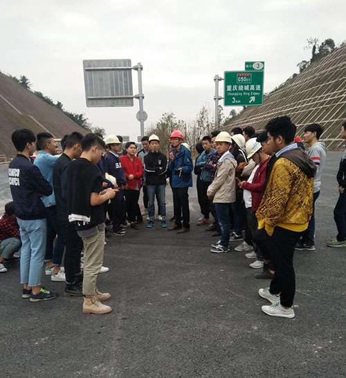 重慶運(yùn)輸職院學(xué)生到校企合作單位施工現(xiàn)場(chǎng)參觀學(xué)習(xí)