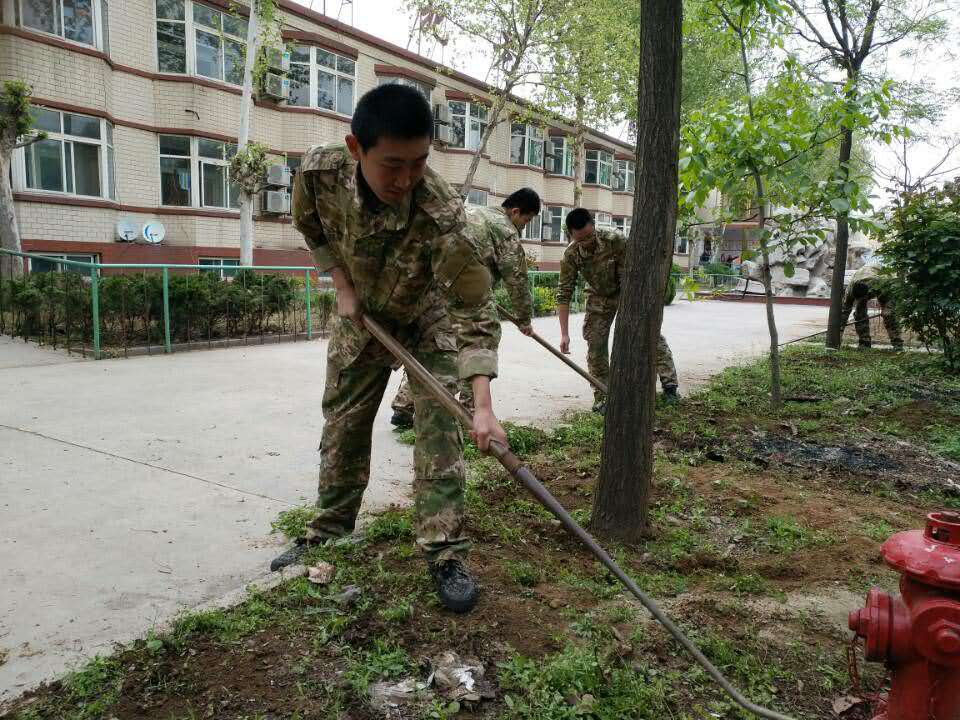 軍校職教學(xué)院的同學(xué)們赴敬老院做義工